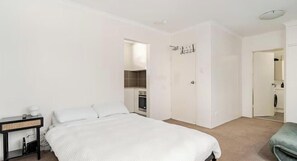 1 bedroom, WiFi, bed sheets - Bondi Beach Studio | Queen Bed, Full Kitchen & AC (Bondi Beach)