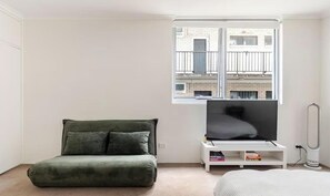 1 bedroom, WiFi, bed sheets - Bondi Beach Studio | Queen Bed, Full Kitchen & AC (Bondi Beach)