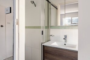 Shower, towels, toilet paper - 100 meters from Bondi Beach - Entire studio (Bondi Beach)