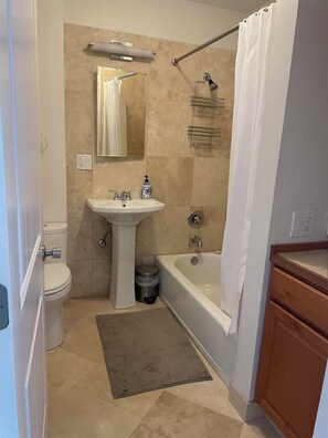 Shower, hair dryer, towels, soap - Alki Beach Cottage 1/2 block to the beach and restaurants (Seattle)