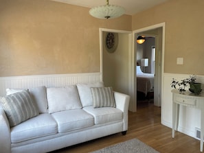 Smart TV, books, stereo - Alki Beach Cottage 1/2 block to the beach and restaurants (Seattle)