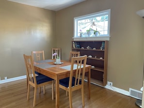 Dining - Alki Beach Cottage 1/2 block to the beach and restaurants (Seattle)