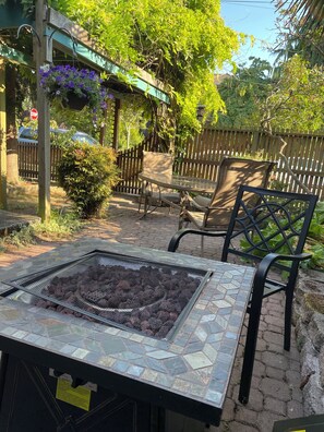 Outdoor dining - Alki Beach Cottage 1/2 block to the beach and restaurants (Seattle)