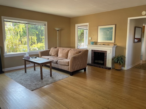 Alki Beach 1/2 Block to the beach and restaurants