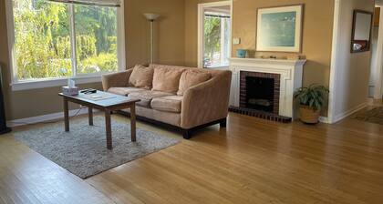 Alki Beach 1/2 Block to the beach and restaurants