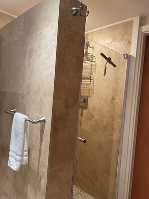Shower, hair dryer, towels, soap - Alki Beach Cottage 1/2 block to the beach and restaurants (Seattle)