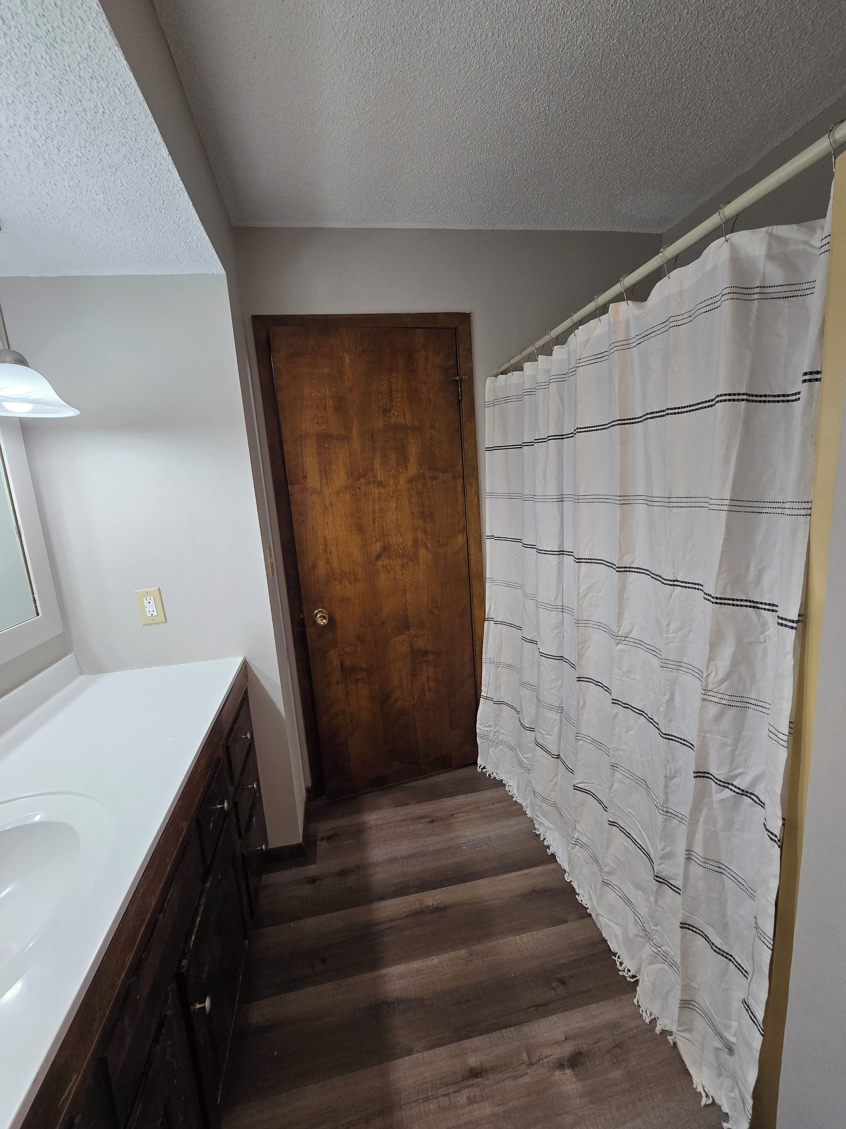 Secadora de cabello, toallas, jabón, papel de baño 