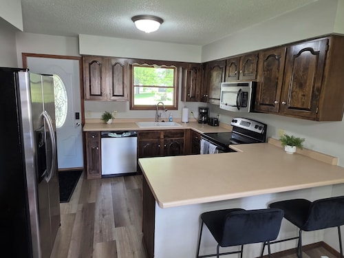 Peaceful 4-bedroom entire house with AC in Oelwein with garage & free wi-fi