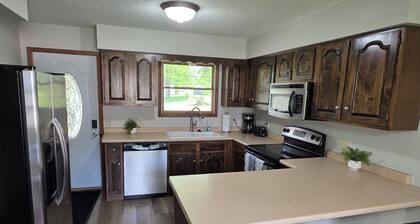Peaceful 4-bedroom entire house with AC in Oelwein with garage & free wi-fi