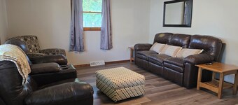 Peaceful 4-bedroom entire house with AC in Oelwein with garage & free wi-fi