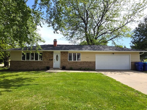 Peaceful 4-bedroom entire house with AC in Oelwein with garage & free wi-fi