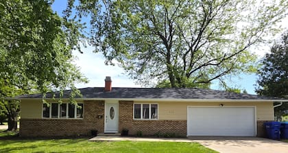 Peaceful 4-bedroom entire house with AC in Oelwein with garage & free wi-fi