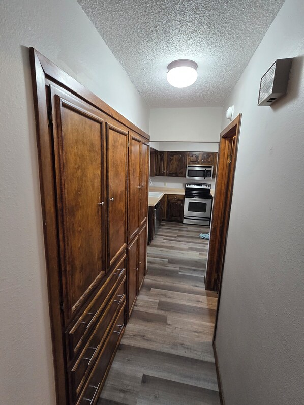 Fridge, microwave, oven, stovetop - Peaceful 4-bedroom entire house with AC in Oelwein with garage & free wi-fi (Oelwein)