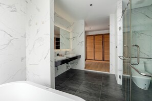 Hair dryer, towels, toilet paper - Tranquil 3-Storey Villa with Private Pool (Koh Samui)