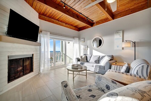 Beachfront Ocean Views Balcony Condo Sleeps 8