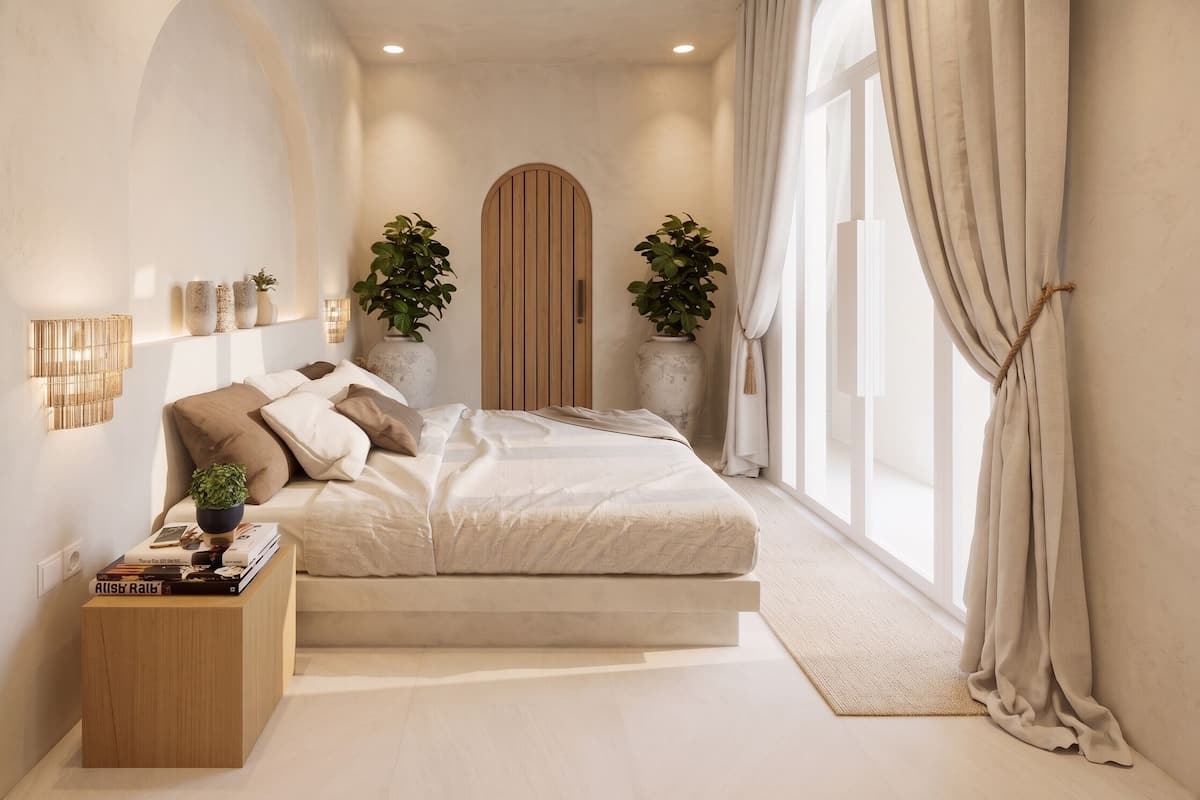 Un dormitorio con cama, mesitas de noche, ventilador de techo y ventanas grandes con cortinas.