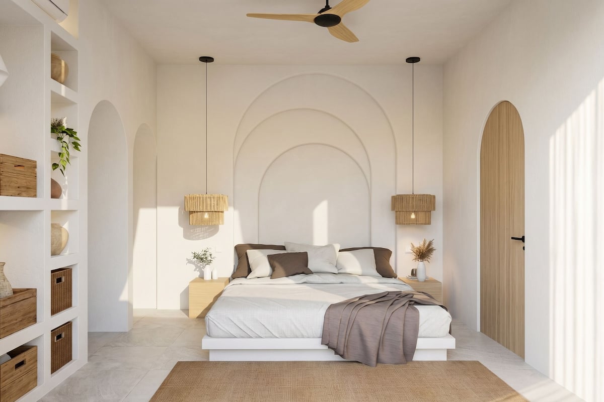 Un dormitorio moderno con cama, estanterías y ventilador de techo.