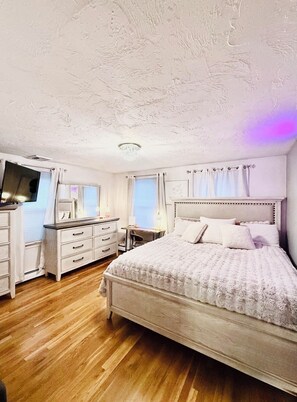 6 bedrooms, desk, free WiFi, bed sheets