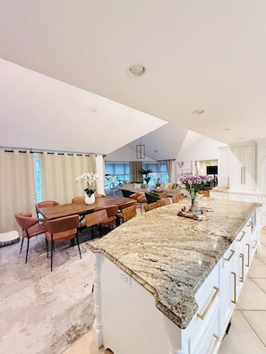 Dining - Beautiful 6-bedroom house with Outdoor patio and heated pool in Plymouth, Ma (Plymouth)