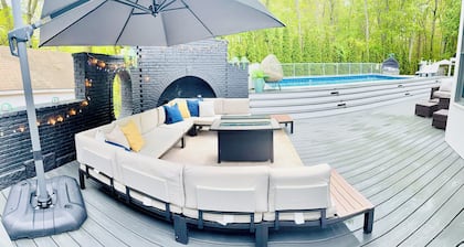 Beautiful 6-bedroom house with Outdoor patio and heated pool in Plymouth, Ma