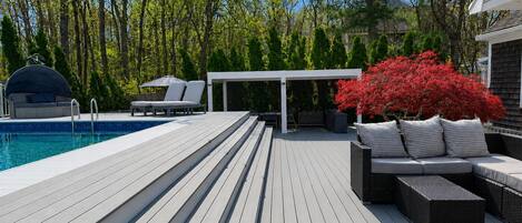 Una piscina al aire libre, una piscina climatizada