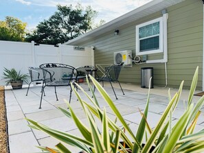 Outdoor dining - Welcome to the Spring Dream (High Springs)