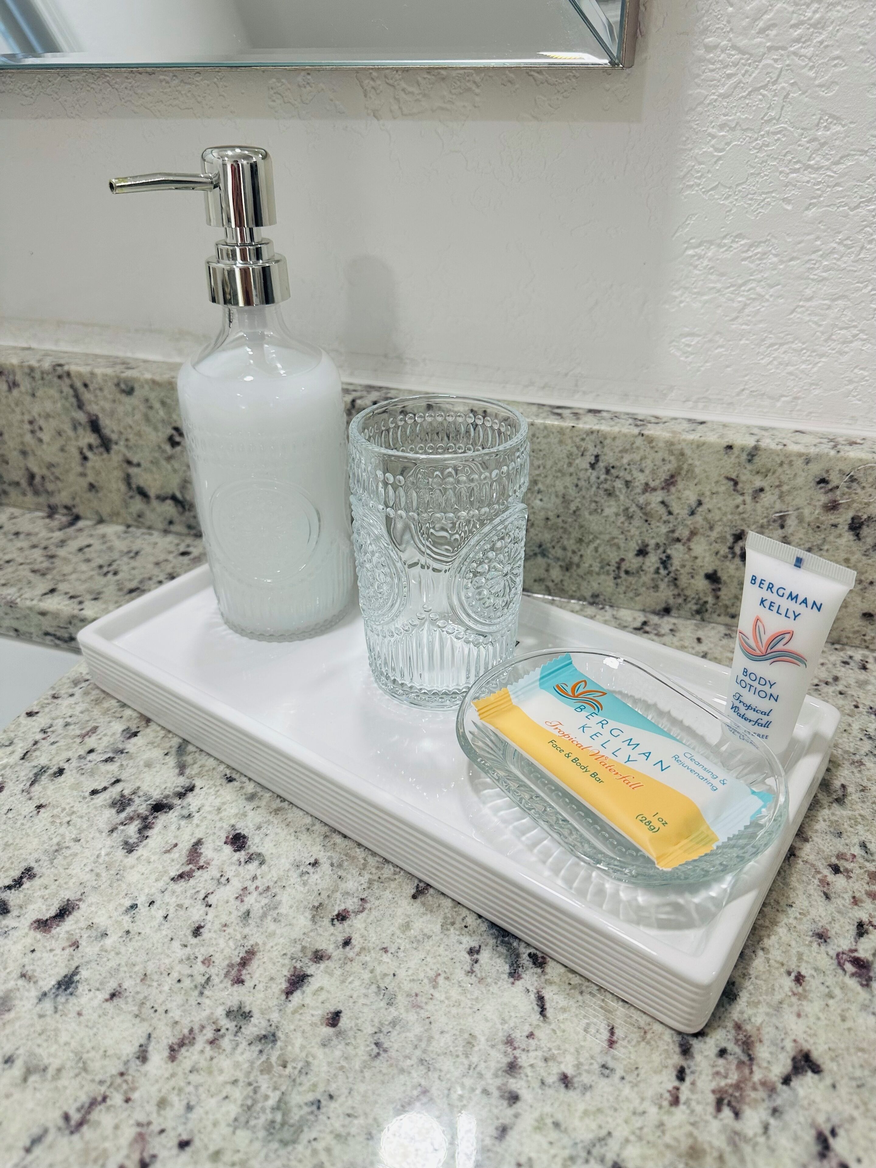 Hiustenkuivaaja, pyyhkeet, saippua, vessapaperi