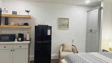 Silitysrauta/-lauta, Wi-Fi, vuodevaatteet