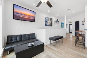 Living area - Upscale Waterfront Home | Hot Tub |Rooftop Balcony (Bacliff)