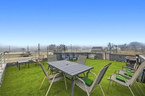 Outdoor dining - Upscale Waterfront Home | Hot Tub |Rooftop Balcony (Bacliff)
