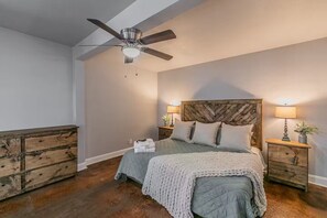 1 bedroom, desk, iron/ironing board, travel cot - No Clean Fee - King Bed- Close To TCU (Fort Worth)