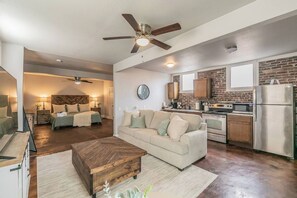 TV - No Clean Fee - King Bed- Close To TCU (Fort Worth)