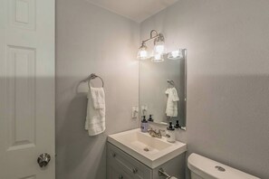 Hair dryer, towels, soap, shampoo - No Clean Fee - King Bed- Close To TCU (Fort Worth)
