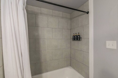 No Clean Fee - King Bed- Close To TCU