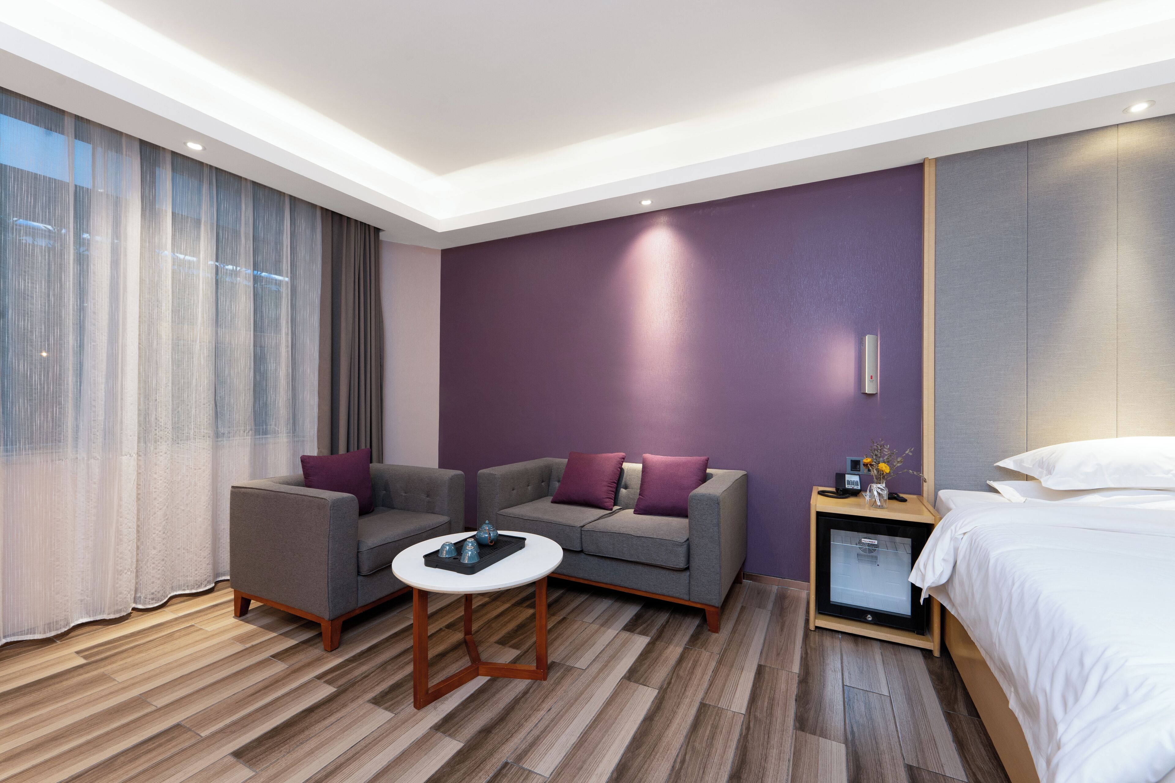 Schreibtisch, laptopgeeigneter Arbeitsplatz, Verdunkelungsvorhänge