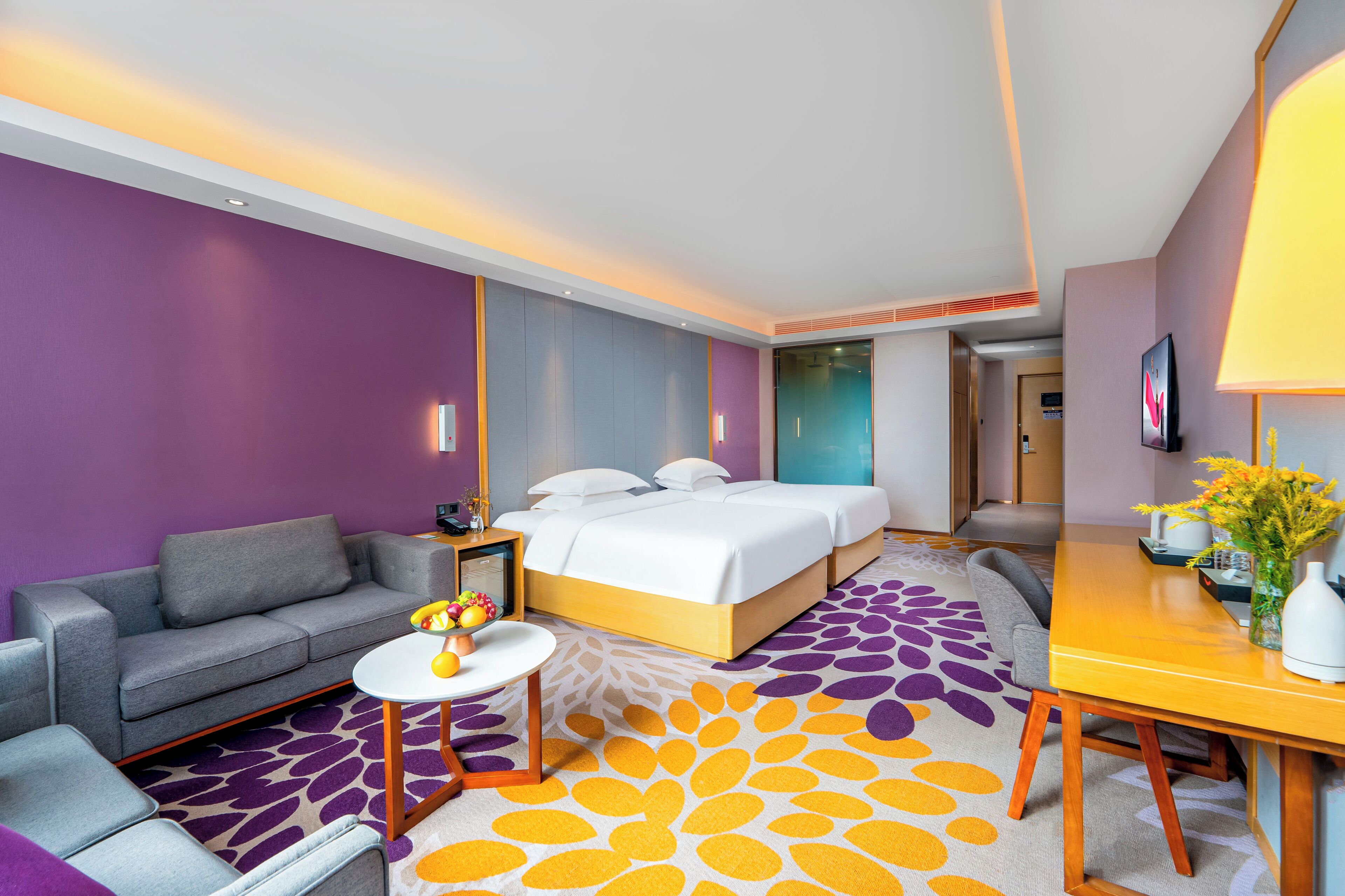 Luxury-Zweibettzimmer, Stadtblick | Schreibtisch, laptopgeeigneter Arbeitsplatz, Verdunkelungsvorhänge