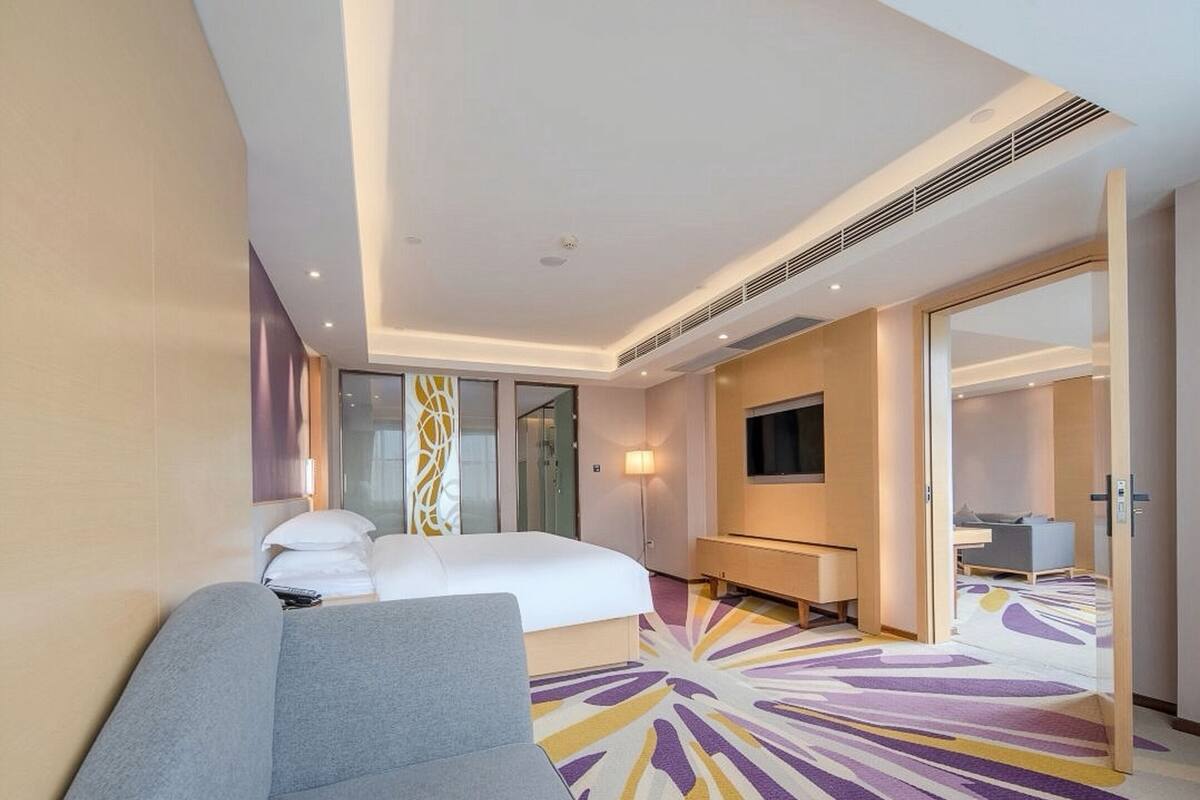 Club-Suite, Stadtblick | Schreibtisch, laptopgeeigneter Arbeitsplatz, Verdunkelungsvorhänge