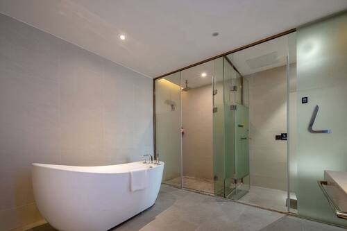 Suite Club, vista città | Bagno | Set di cortesia gratuito, asciugacapelli, pantofole, asciugamani