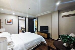 A hotel room with a bed, a TV, a desk, and a chair. - Shanghai Lu'an Hotel (Ningguo Road) (Shanghai)