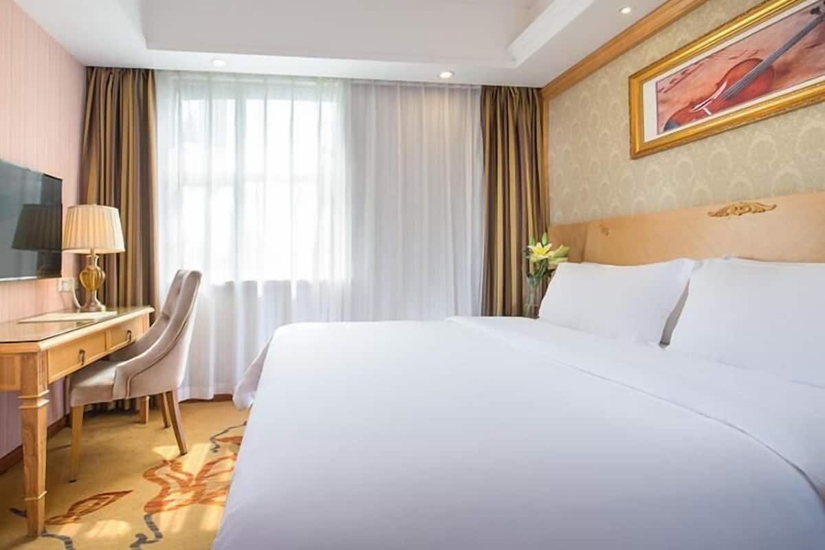 Luxury-Doppelzimmer, Stadtblick | Zimmersafe, Schreibtisch, laptopgeeigneter Arbeitsplatz