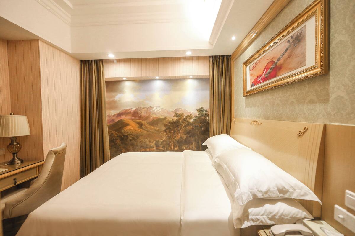 Standard-Doppelzimmer | Zimmersafe, Schreibtisch, laptopgeeigneter Arbeitsplatz