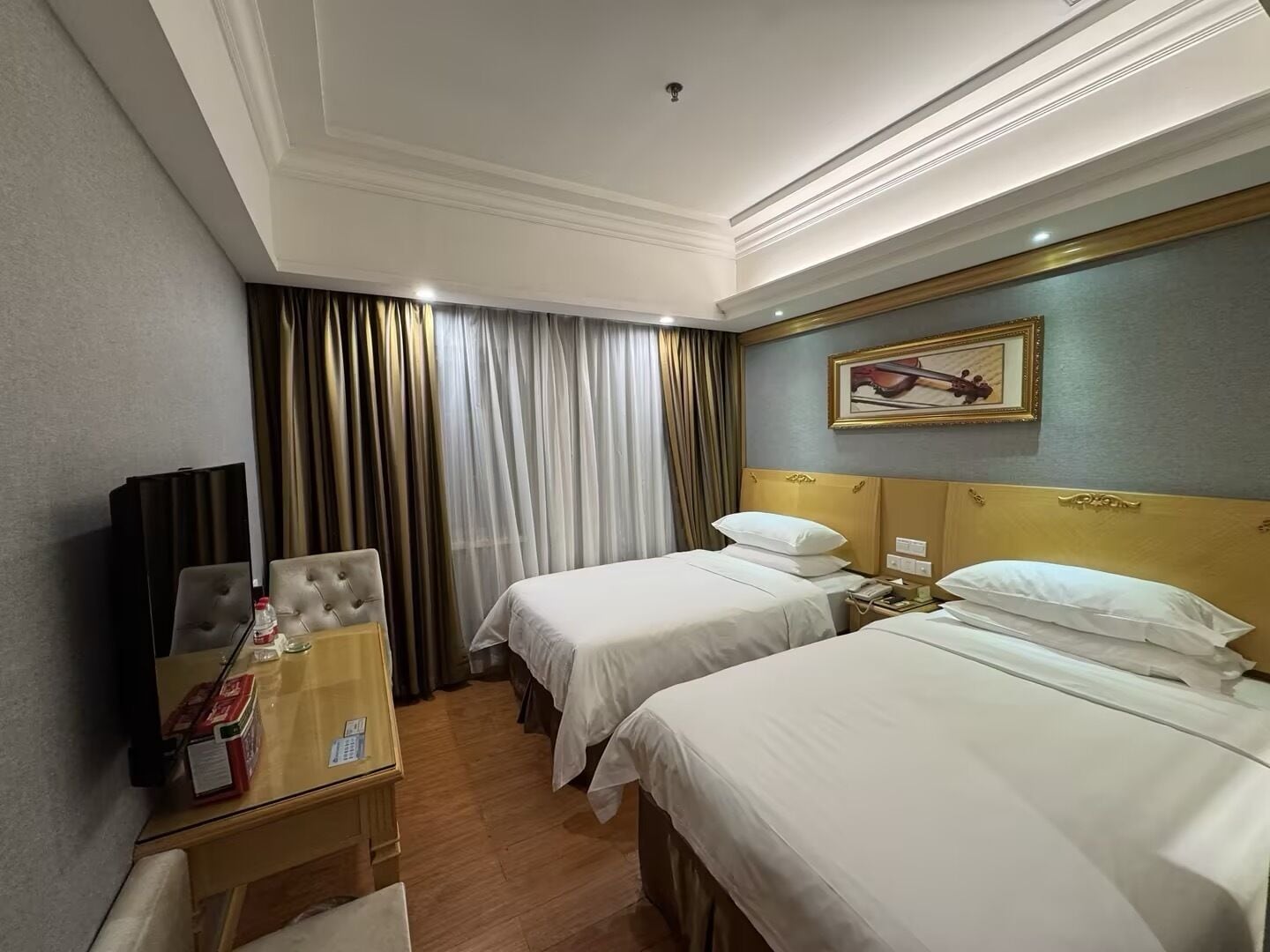 客房内保险箱、办公桌、笔记本电脑工作区、隔音