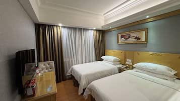 客房内保险箱、办公桌、笔记本电脑工作区、隔音