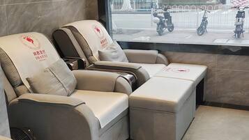 Couples treatment room(s), sauna, hot tub, steam room