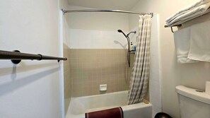 Secadora de cabello, toallas, papel de baño