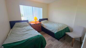 Tabla de planchar con plancha, wifi y ropa de cama