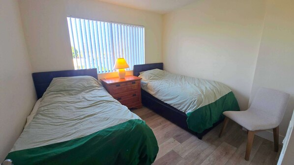 Tabla de planchar con plancha, wifi y ropa de cama