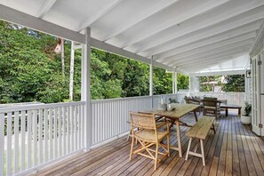 Outdoor dining - Paddy's Place - 6 Paddy's Crt, Bangalow (Byron)