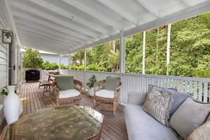 Outdoor dining - Paddy's Place - 6 Paddy's Crt, Bangalow (Byron)