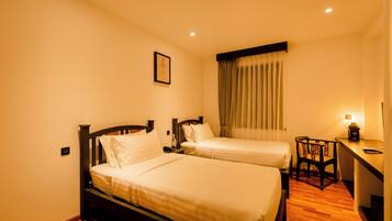 Deluxe Twin Room | Desk, free WiFi